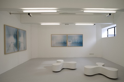 Blick in die Ausstellung mit "flower chairs" von SANAA und "Bildraum S 2" und "Bildraum S 3" von Walter Niedermayr
