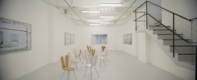 Blick in die Ausstellung mit "rabbit chairs" von SANAA und "Rohbauten 46", "Bildraum S 1", "Bildraum S 132" und "Bildraum S 106" von Walter Niedermayr