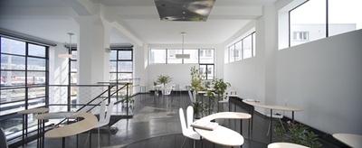 Blick in die Ausstellung – Galerieebene mit Tischkombinationen "Bordeaux 2" von SANAA