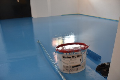 Aufbau der Kellerbar #01 "LSF 50 – Entspannung pauschal im arabischen Sommer" von Anna Lerchbaumer, Pia Prantl und Andreas Zißler