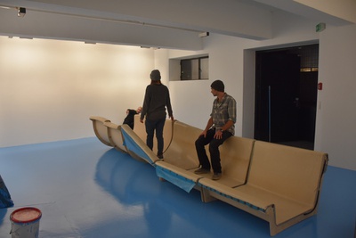 Aufbau der Kellerbar #01 "LSF 50 – Entspannung pauschal im arabischen Sommer" von Anna Lerchbaumer, Pia Prantl und Andreas Zißler