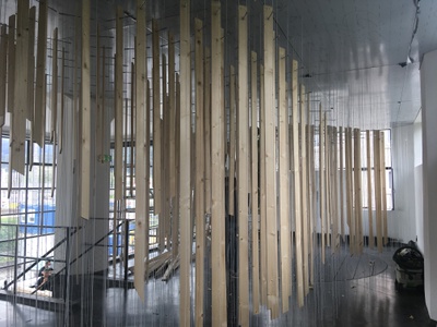 Aufbau der Installation "Viel TamTam um Nichts" im aut