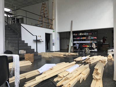 Aufbau der Installation "Viel TamTam um Nichts" im aut