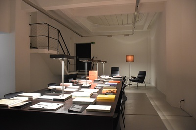 Blick in die Ausstellung "Lars Müller: Bücher bauen" im aut