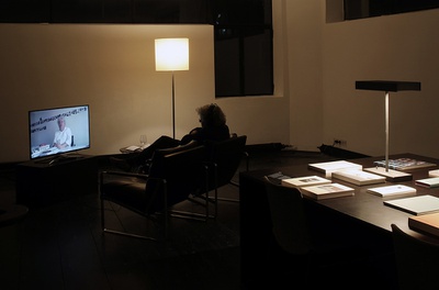 Lars Müller in der Ausstellung "Lars Müller: Bücher bauen" im aut