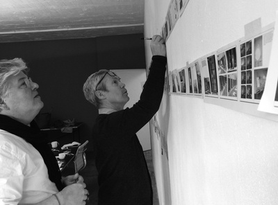 Lars Müller und Jaspar Morrison bei der Arbeit an der Wand für das Buch „A Book of Things“, 2015