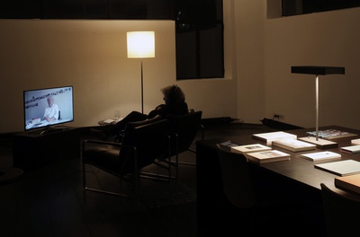 Lars Müller in der Ausstellung "Lars Müller: Bücher bauen" im aut