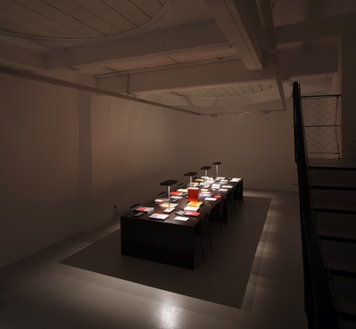 Blick in die Ausstellung "Lars Müller: Bücher bauen" im aut