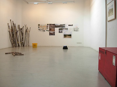 Blick in die Ausstellung "Lois und Franziska Weinberger: Feldarbeit"