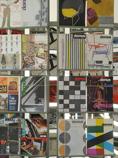 Blick in die Ausstellung im aut – Raum 1: 
„Kiosk“, 2011, 144 Ausgaben der Zeitschrift DOMUS (1956–1976) aus dem Archiv von aut. architektur und tirol, Bildnachweis: © Werner Feiersinger