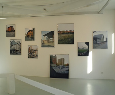 Blick in die Ausstellung im aut – Raum 2: 27 Projekte entlang der Themen Oberfläche, Materialität, Farbe, Fassaden und Dächer, 
Bildnachweis: © Werner Feiersinger