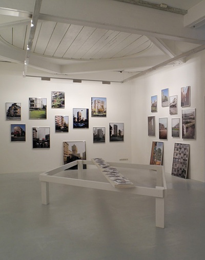 Blick in die Ausstellung im aut – Raum 3: 46 Projekte entlang der Themen Konstruktion, Struktur, Plastizität, Wohnhäuser und Wohnquartiere, Bildnachweis: © Werner Feiersinger