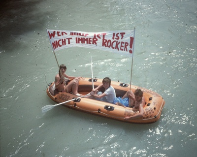 Demonstration mit dem Schlauchboot am Inn, 1977