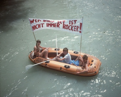 Demonstration mit dem Schlauchboot am Inn, 1977 – © Subkulturarchiv Innsbruck Demonstration mit dem Schlauchboot am Inn, 1977