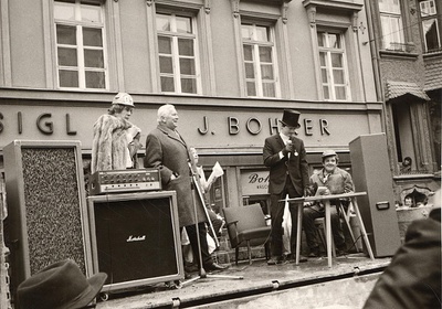 Bürgermeister Alois Lugger mit der Theatertruppe des Kennedy-Hauses im Fasching 1970