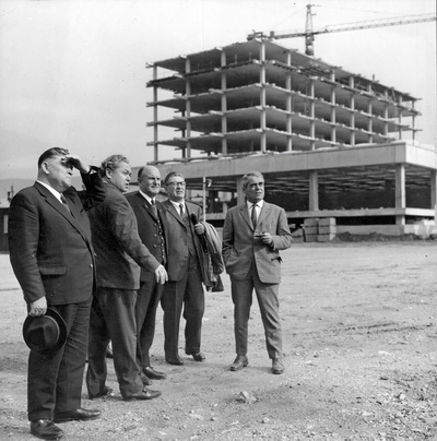 Baustellenführung u. a. mit Landeshauptmann Eduard Wallnöfer und Hubert Prachensky