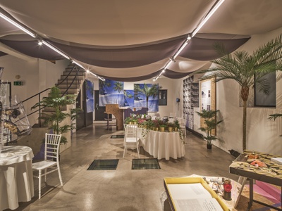 Blick in die Ausstellung "Potenziale 3" mit dem Beitrag "Welcome to Cocoanut Grove" des Discourse Lab