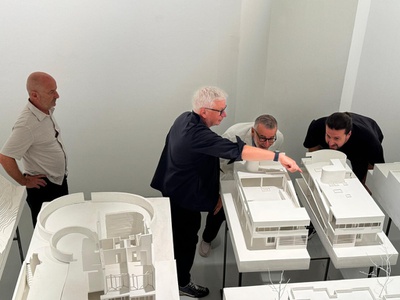 Walter Angonese und Tommaso Fantini zeigen Riccardo Blumer, Direktor der USI - Accademia di architettura, die Ausstellung – © aut
