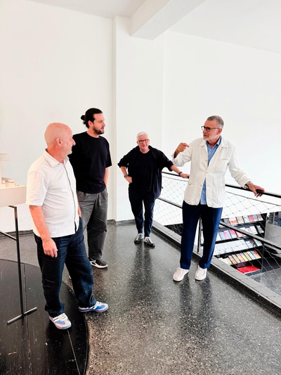 Walter Angonese und Tommaso Fantini zeigen Riccardo Blumer, Direktor der USI - Accademia di architettura, die Ausstellung – © aut