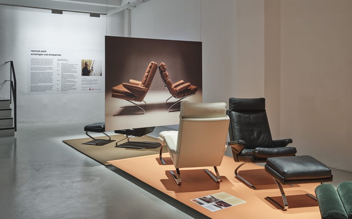 Blick in die Ausstellung "Reinhold Adolf: Schwingen und Entspannen" im aut