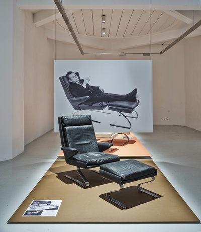 Blick in die Ausstellung "Reinhold Adolf: Schwingen und Entspannen" im aut