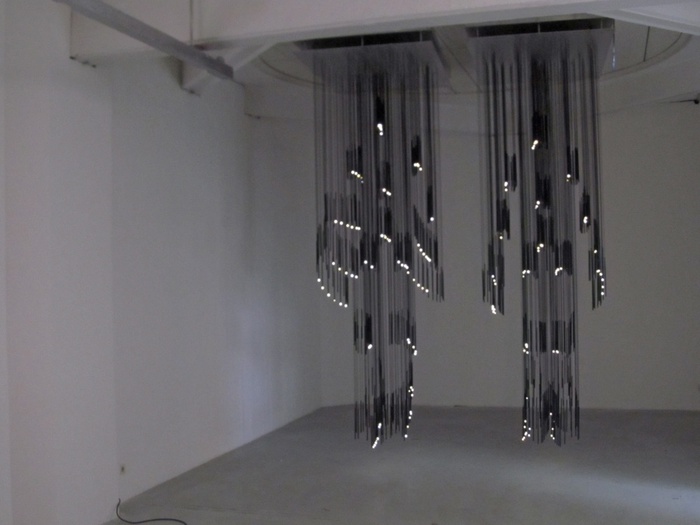 Rens Veltman "Lyrical Lights", Lichtinstallation aus 2 x 456 Glasfaserkabeln im aut, Bildnachweis: © aut