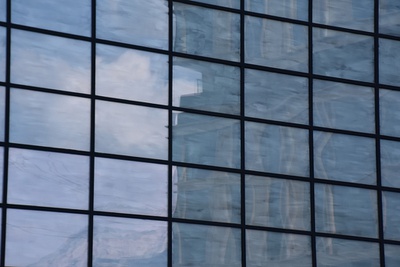 Intervention von Sauerbruch Hutton an den Fenstern des aut