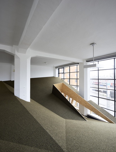 Blick in die Ausstellung „Snøhetta: Relations“ im aut mit der von Snøhetta realisierten ­„Sozialen Landschaft“