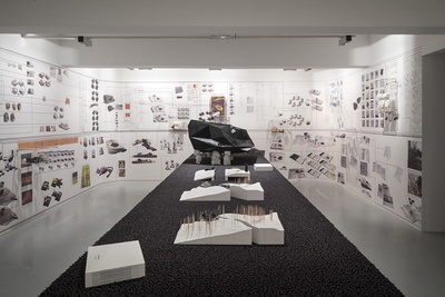 Blick in die Ausstellung „Snøhetta: Relations“ im aut, „A House to Die in“