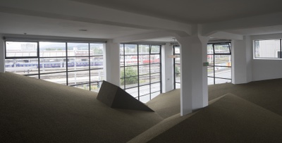 Blick in die Ausstellung „Snøhetta: Relations“ im aut mit der von Snøhetta realisierten ­„Sozialen Landschaft“