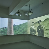 Blick in die Ausstellung "Steine zwischen den Fronten" im aut