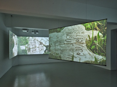 Blick in die Ausstellung "Steine zwischen den Fronten" im aut