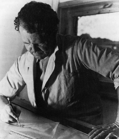 Lois Welzenbacher beim Entwerfen im Münchner Atelier