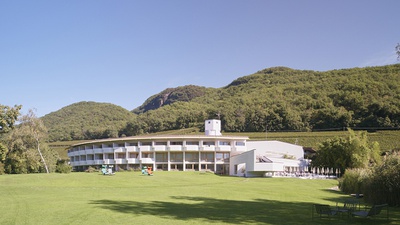 Othmar Barth, Seehotel Ambach, Kaltern, 1972 – 73 – © Filmstill Lukas Schaller Othmar Barth, Seehotel Ambach, Kaltern, 1972 – 73