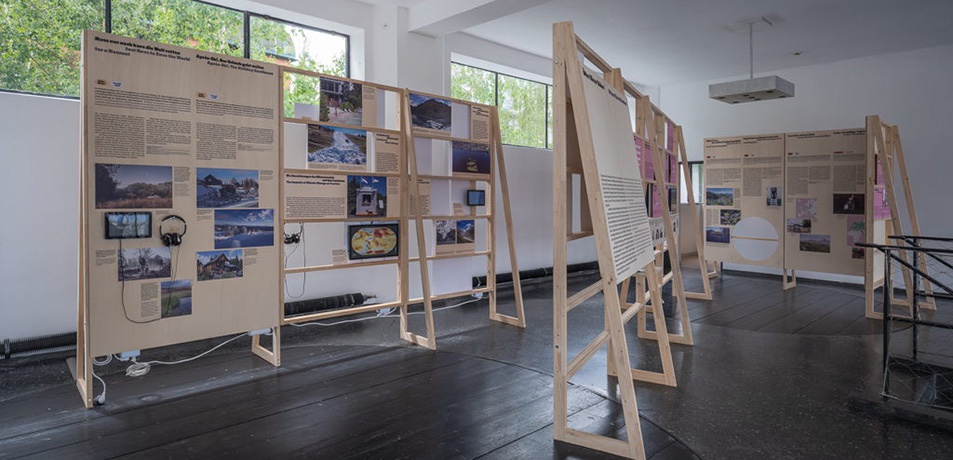 Blick in die Ausstellung "Über Tourismus" im aut