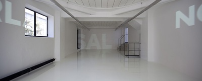 Blick in die Ausstellung "Überschattung" im aut