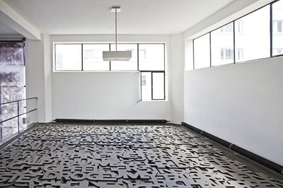 Blick in die Ausstellung im aut, Ruedi Baur: "Alpine Gefahr" oder "Typographische Gefahrenzone", Bildnachweis: © Intégral Ruedi Baur