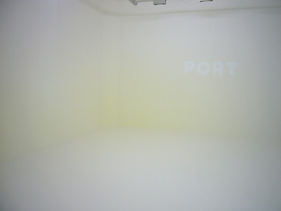 Blick in die Ausstellung im aut, Susanna Fritscher: Wandmalerei, Ruedi Baur: "Ping Bong", Foto: Laurent Tessier