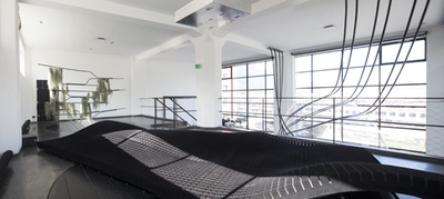 Blick in die Ausstellung "Splined Spheres" im aut