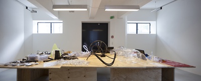 Blick in die Ausstellung "Splined Spheres" im aut