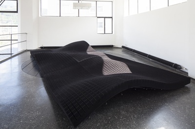 Blick in die Ausstellung "Splined Spheres" im aut