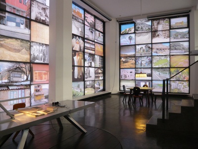 Blick in die Ausstellung im aut, Bilderwand mit Ikonographie von Walter Angonese und Referenzen von Manfred Alois Mayr, © aut