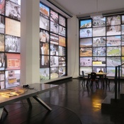 Blick in die Ausstellung im aut, Bilderwand mit Ikonographie von Walter Angonese und Referenzen von Manfred Alois Mayr, © aut