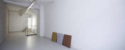 Blick in die Ausstellung "Amol eppas ondorsch"