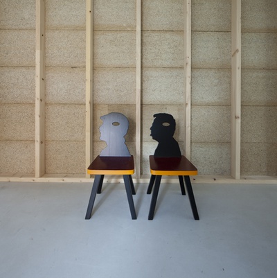 Blick in die Ausstellung "Amol eppas ondorsch", Stühle aus der Stube Lanz