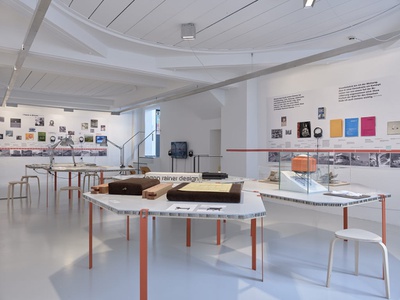 Blick in die Ausstelllung "Widerstand und Wandel. Über die 1970er-Jahre in Tirol" im aut