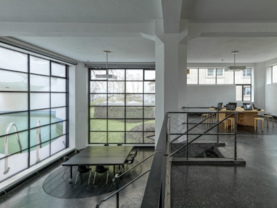 Blick in die Ausstellung "Widerstand und Wandel" im aut, Galerie und Lounge mit Fotos des 2018 zerstörten Grottenbad Flora (Josef Lackner, 1969 – 70) in den Fenstern