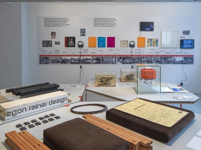 Blick in die Ausstellung "Widerstand und Wandel" im aut, Blick auf Steckmöbelprogramme von Egon Rainer, Modell des Polybiwak von Helmut Ohnmacht und zwei Studien von Charly Pfeilfe