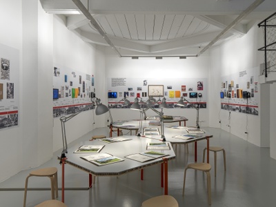 Blick in die Ausstellung "Widerstand und Wandel" im aut; an den Wänden Synchronopse 1973 bis 1977, im Raum Projekte zum Thema "Wohnen"