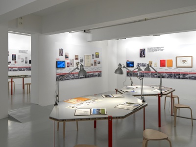 Blick in die Ausstellung "Widerstand und Wandel" im aut; an den Wänden Synchronopse 1978 bis 1980er-Jahre, im Raum Projekte zum Thema "Schulbau"